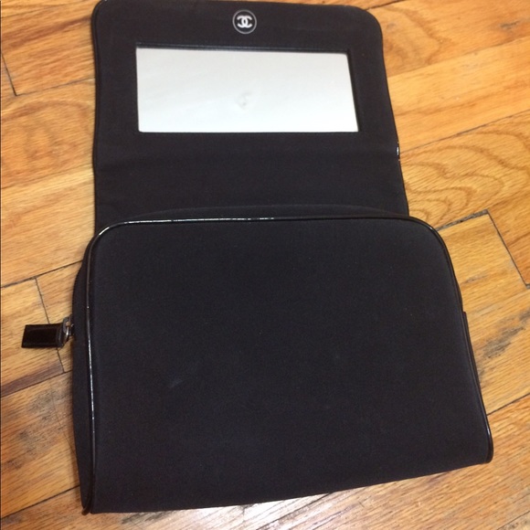 🌹 Chanel Makeup Bag 🌹 - Picture 2 of 4