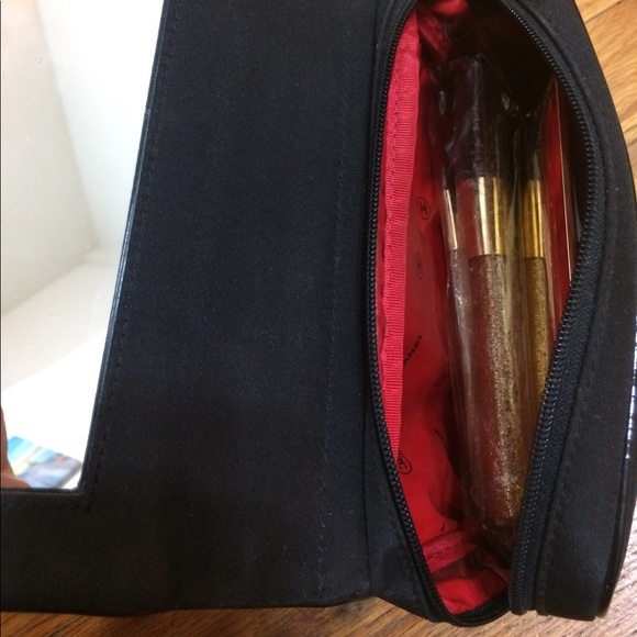 🌹 Chanel Makeup Bag 🌹 - Picture 3 of 4