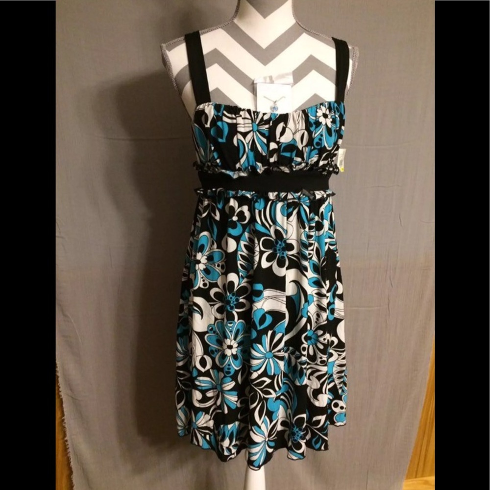 Love Tease Dress Size M + Free Crystal Necklace