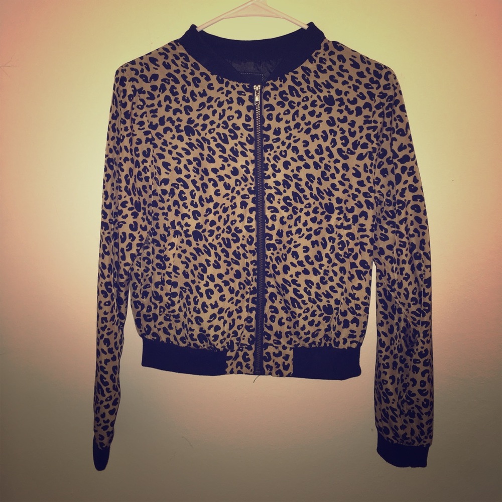 Medium Cheetah Print lightweight zip up jacket.