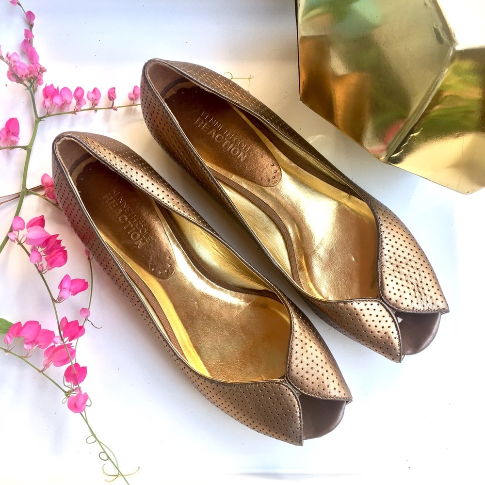 KENNETH COLE REACTION Open Toed Gold Flats