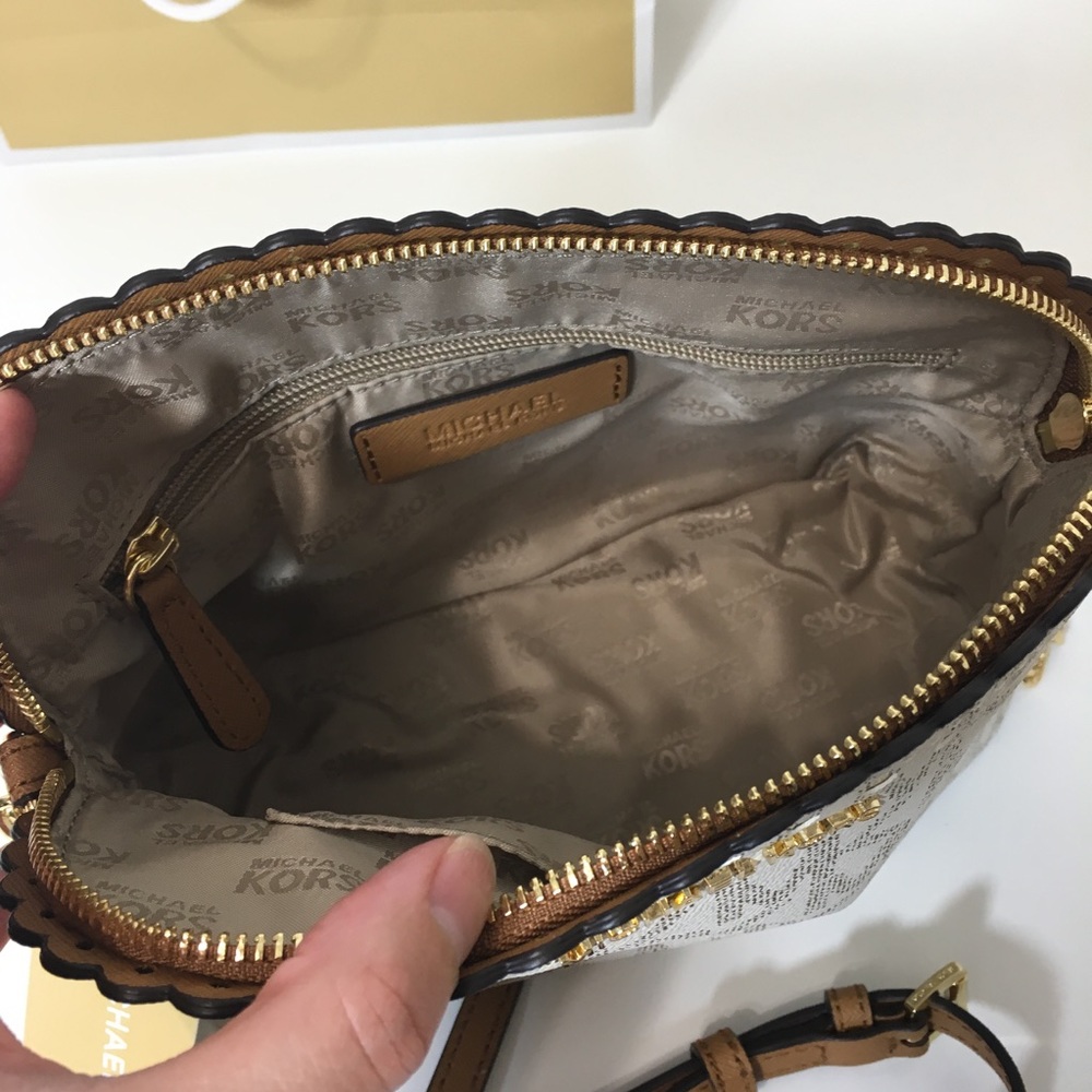 SOLDNEW MICHAEL KORS VANILLA CROSSBODY - Picture 4 of 8