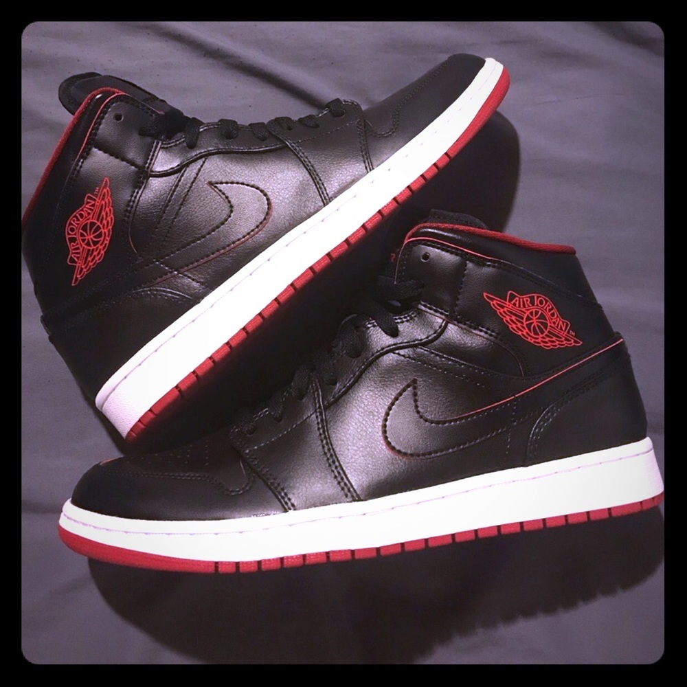 Air Jordan 1 (Red Bottoms)