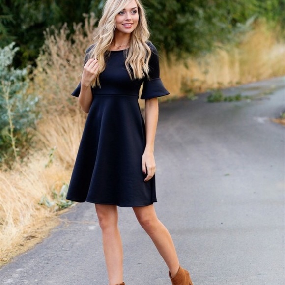 Dresses & Skirts - NWOT Black ruffle sleeve dress
