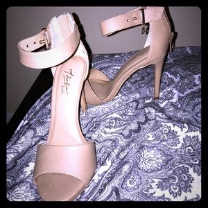 Nude classy heels size 6