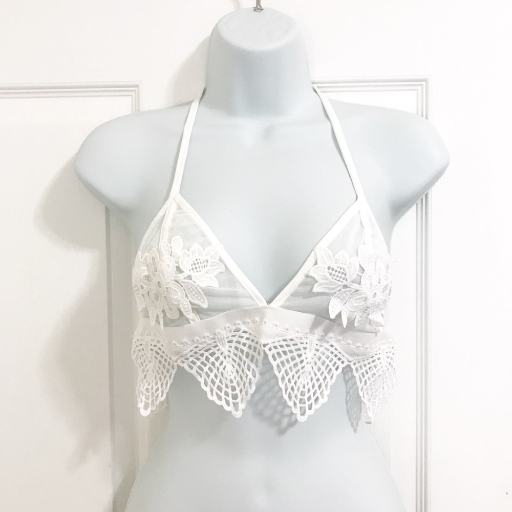 🆕//white floral crop top