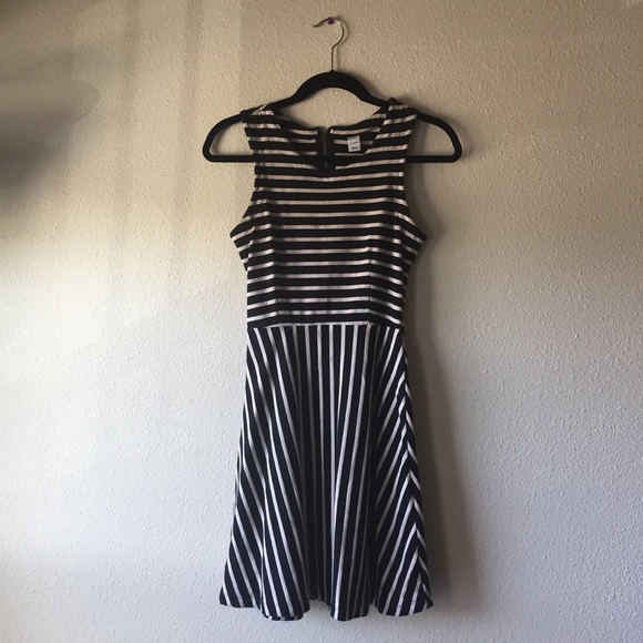 Black/cream striped Old Navy dress - Picture 2 of 3