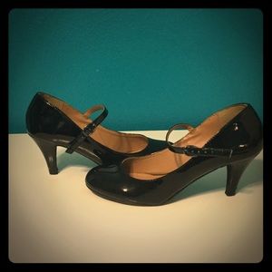 Short heeled black shoes.