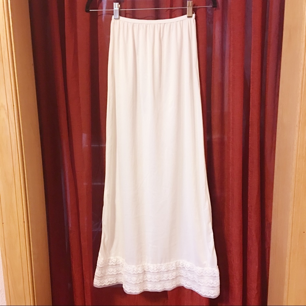 💁🏽Maxi HalfSlip, 3 Row Ruffle Lace, Side Slits - Picture 3 of 7