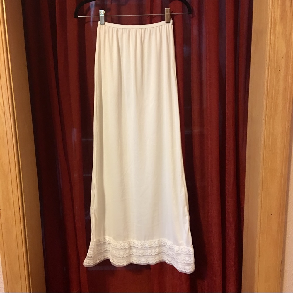 💁🏽Maxi HalfSlip, 3 Row Ruffle Lace, Side Slits - Picture 6 of 7