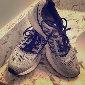 Gray and black nike zoom - size 7.5