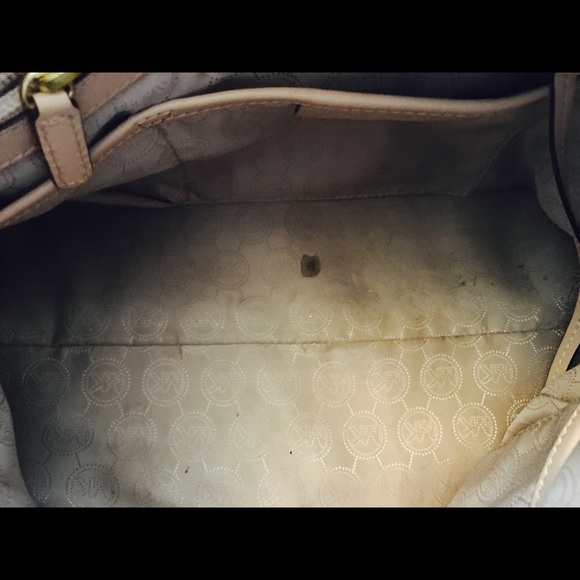 Authentic MICHAEL Michael Kors Jet Set Vanilla Bag - Picture 2 of 4