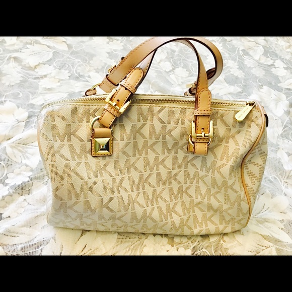 Authentic MICHAEL Michael Kors Jet Set Vanilla Bag - Picture 3 of 4