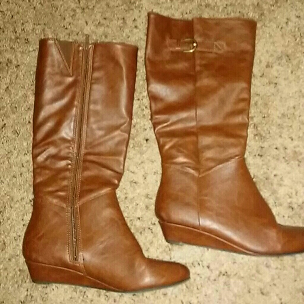 Small wedge brown boots
