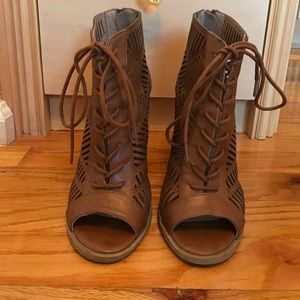 Cut out heels with tied up fronts