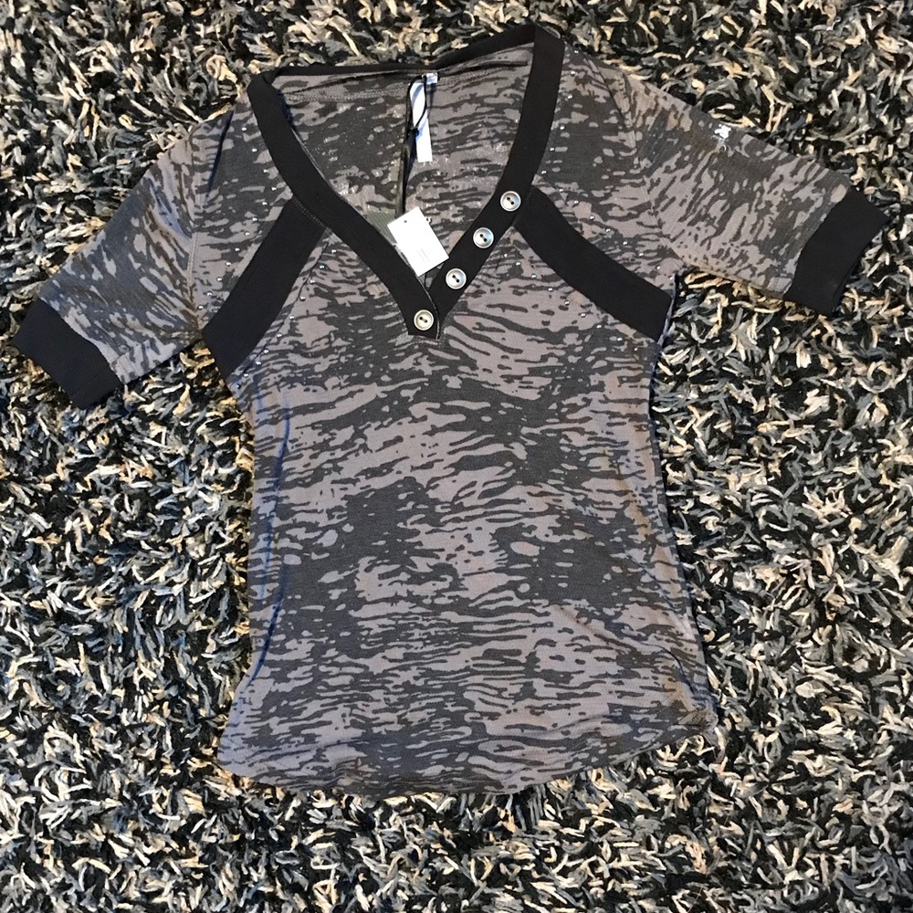 Quarter sleeve Adiktd shirt. BRAND NEW