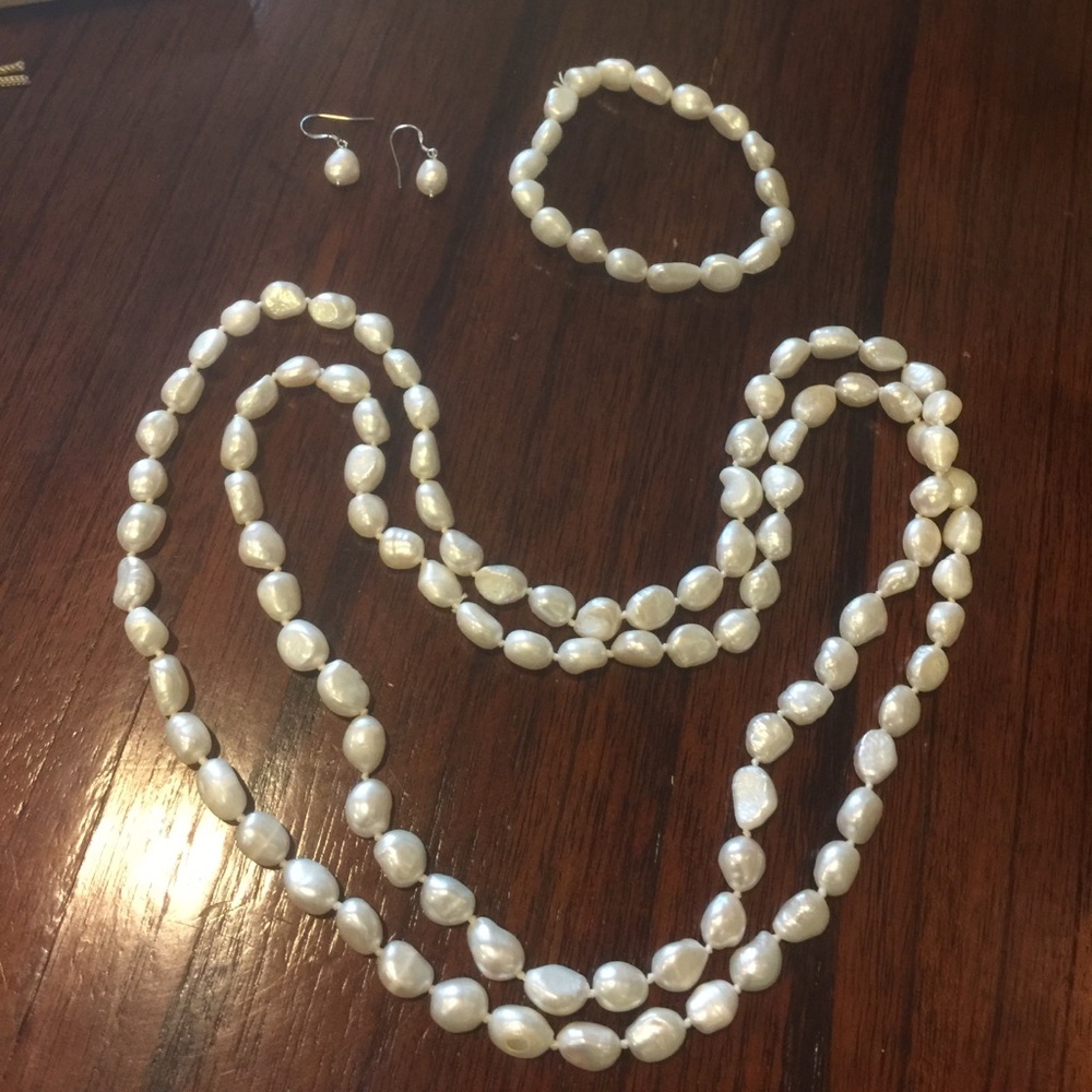 Complete new pearl set. Very beautiful on.