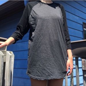 Big tshirt, black sleeves gray base.