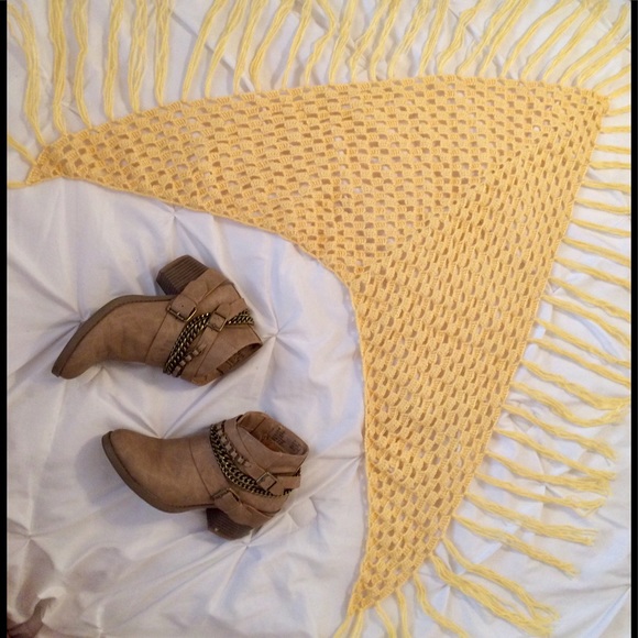 ๐ Fall Trendy Triangle Scarf Crochet Handmade - Picture 7 of 8