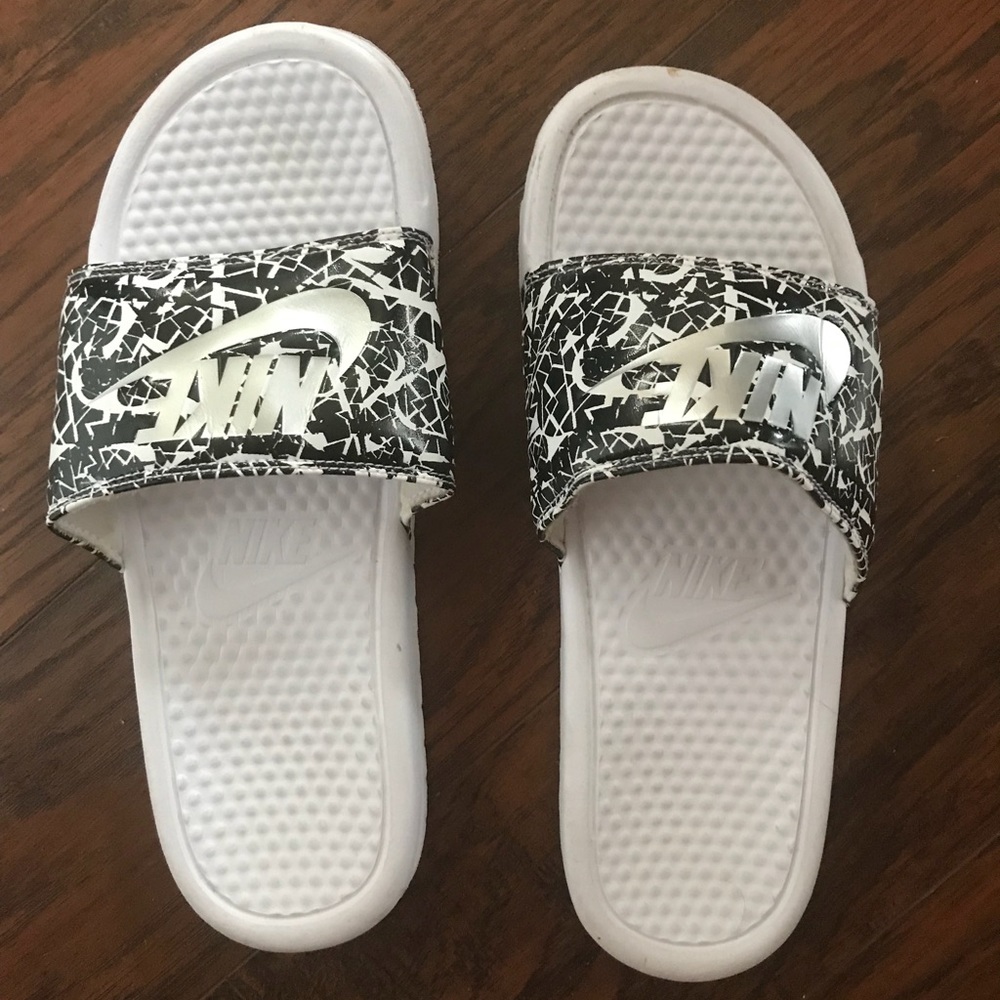 Women’s size 10, slide on sandals!