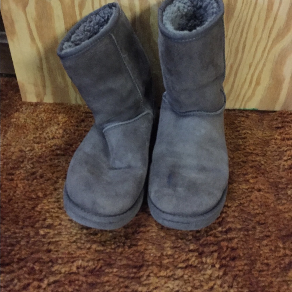 Short gray uggs