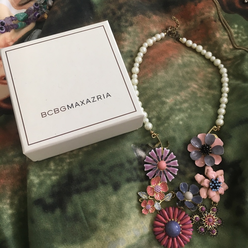 Gorgeous BCBGMaxazria Flower & Pearl Necklace