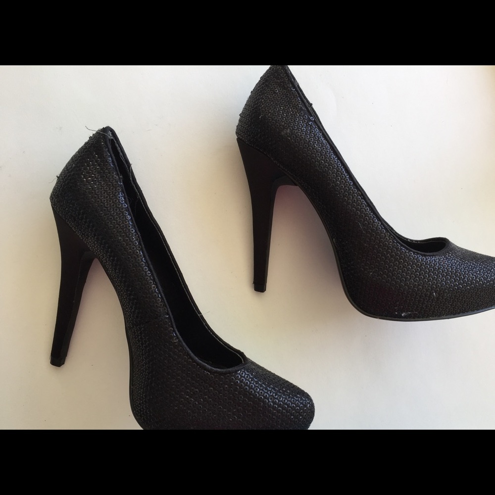 Press black pumps