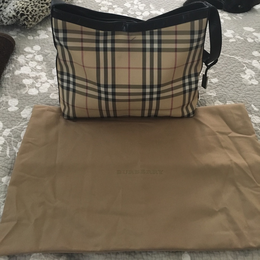 Gorgeous Women's burberry tote bag.
