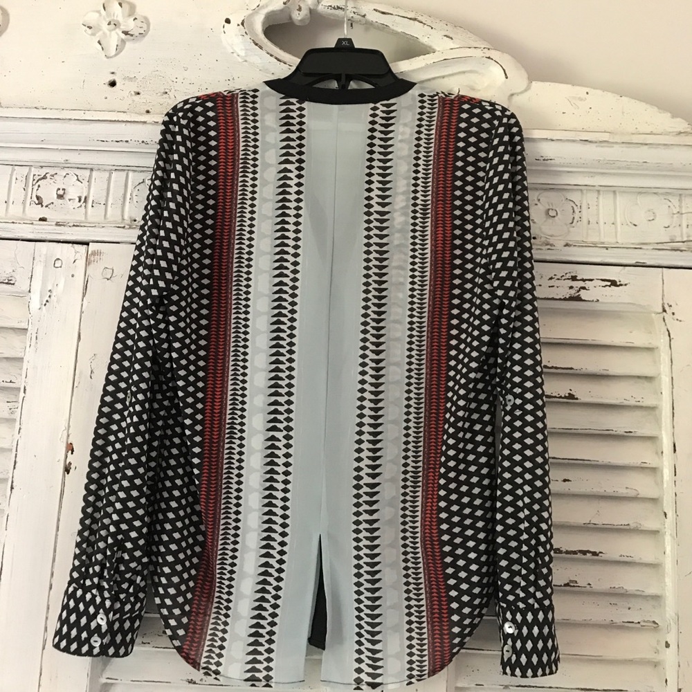 Split Neck patterned top - Picture 2 of 3