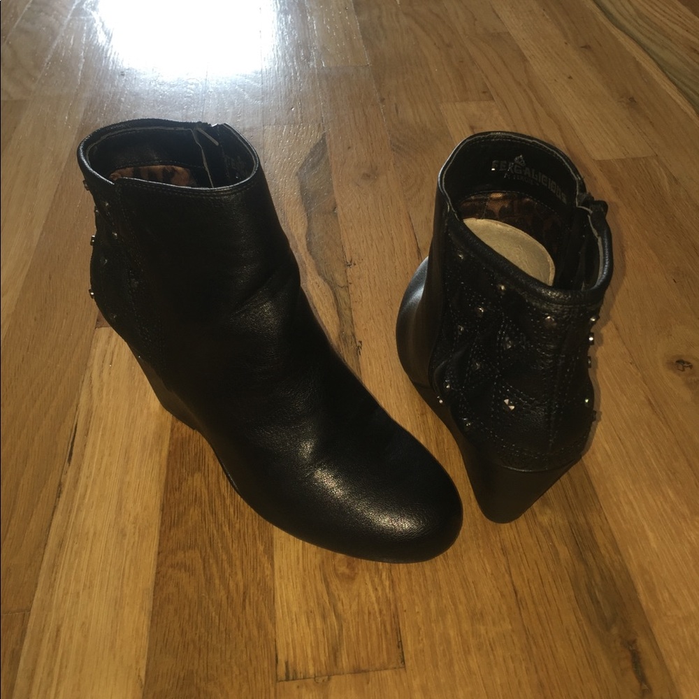 FERGALICIOUS Overkill Black Wedge Bootie 6 1/2 6.5