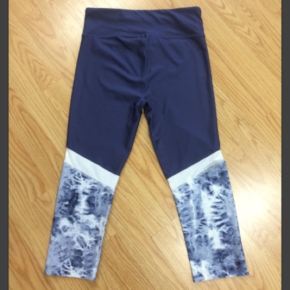 Under Armour crops size small - Picture 2 of 3