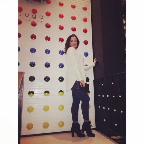 •• Meet Me! •• - Picture 3 of 4