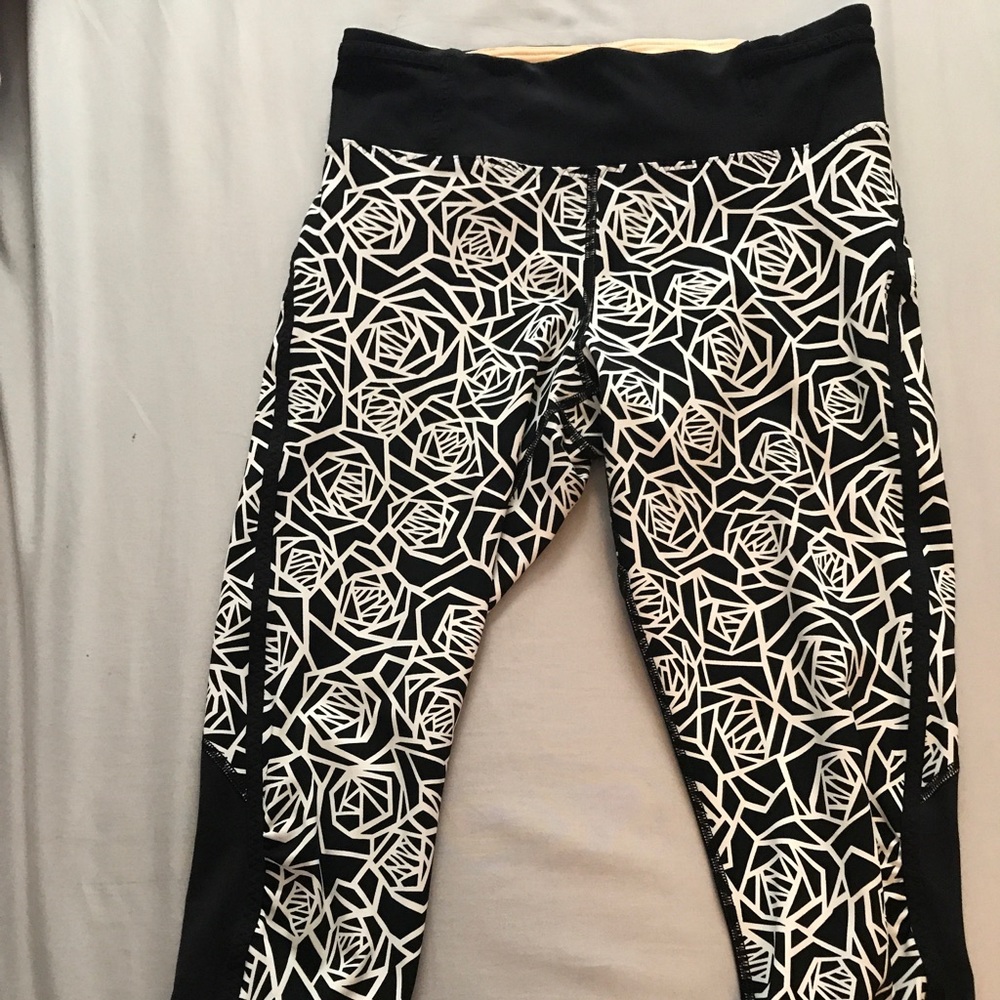 Lululemon crops. Size 6. Work once.