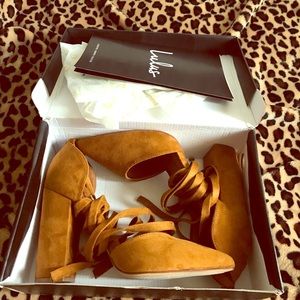 Suede cognac lace up pumps!