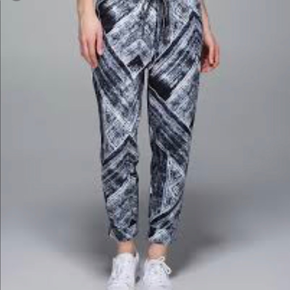 Lululemon Jet Crop *Full-On Luon. Size 6