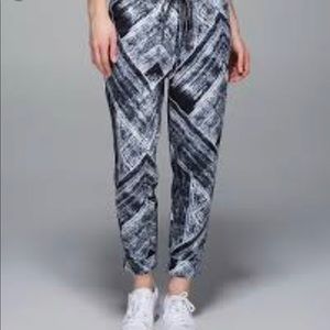 Lululemon Jet Crop *Full-On Luon. Size 6