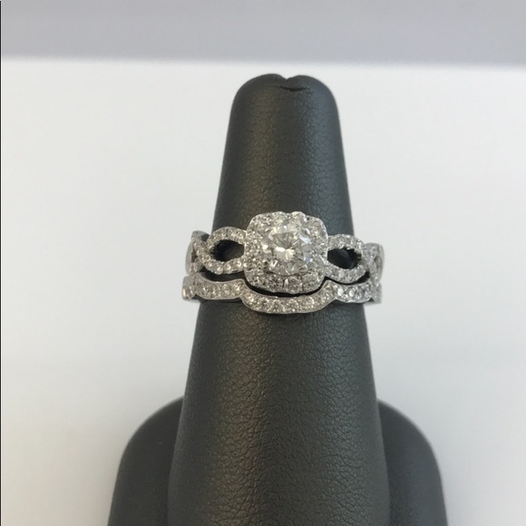 This is my wedding band set that I am selling.. - Picture 1 of 3