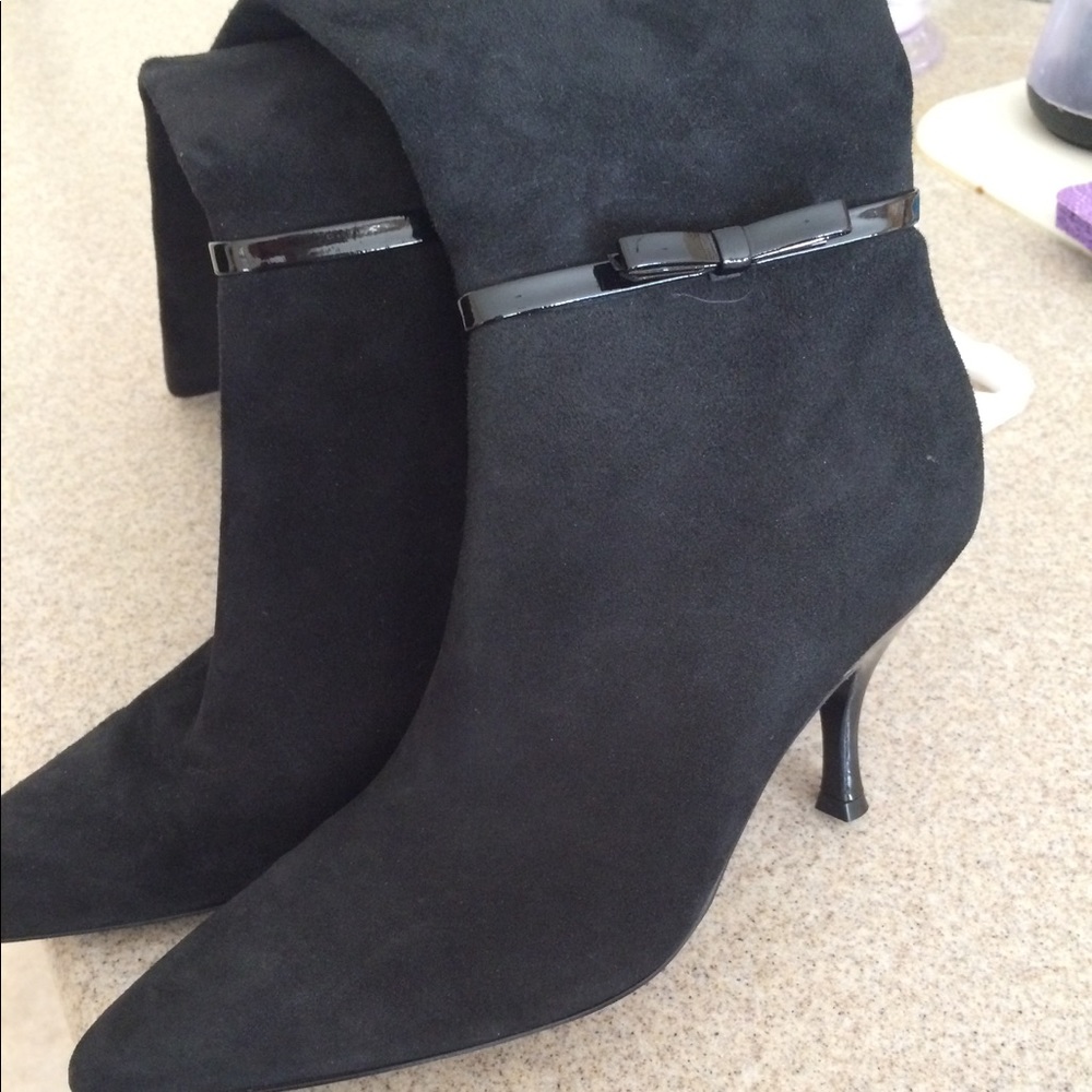 Size 7M ANN TAYLOR SUEDE BOOTS