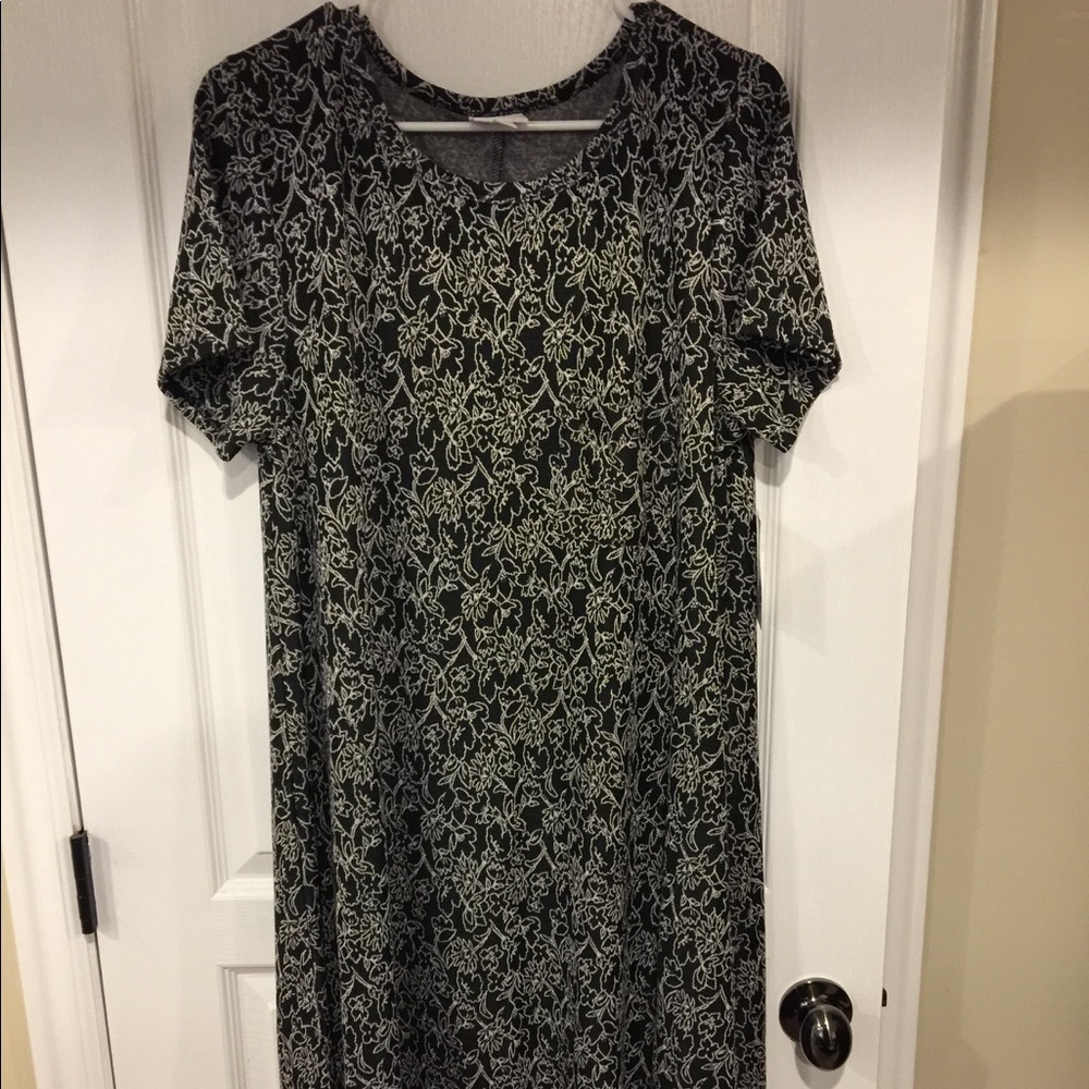 Black and White Floral Carly