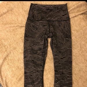 Lululemon crops size 4