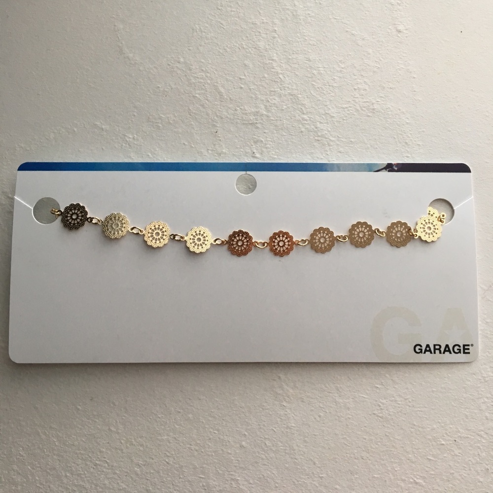 Brand new medallion choker