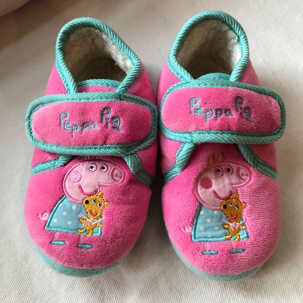 Adorable Peppa pig sippers. Velcro. 9