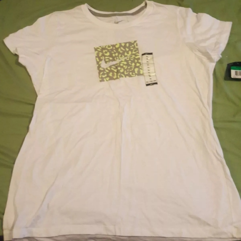 Nike t shirt nwt