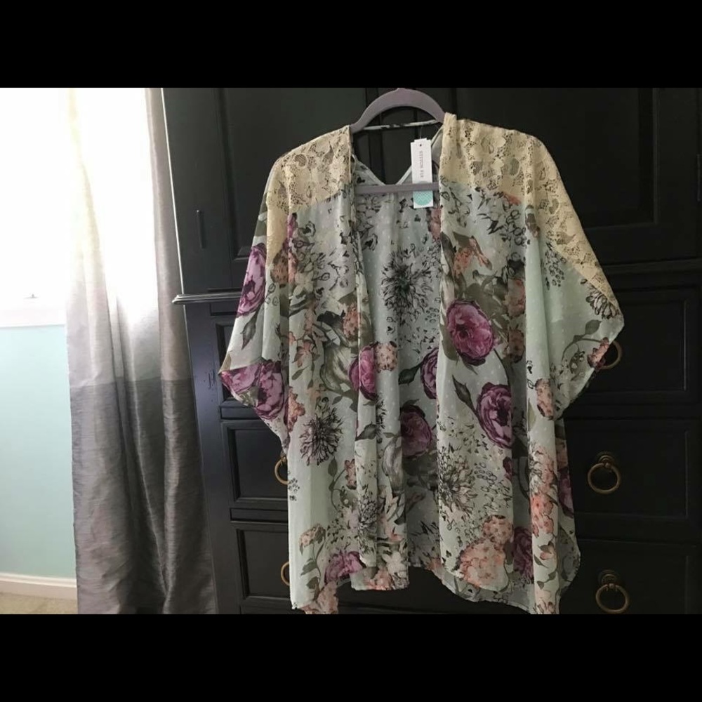 NWT Le Lis Kimono from Stitch Fix. Size Medium