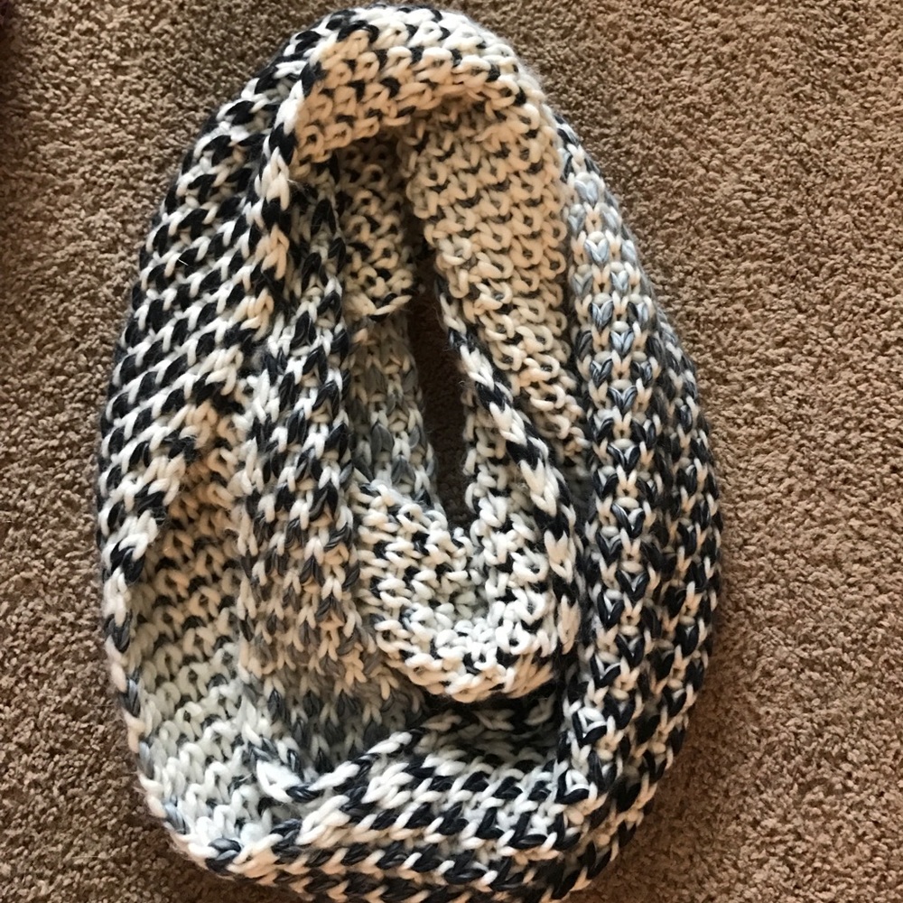 Chunky infinity scarf