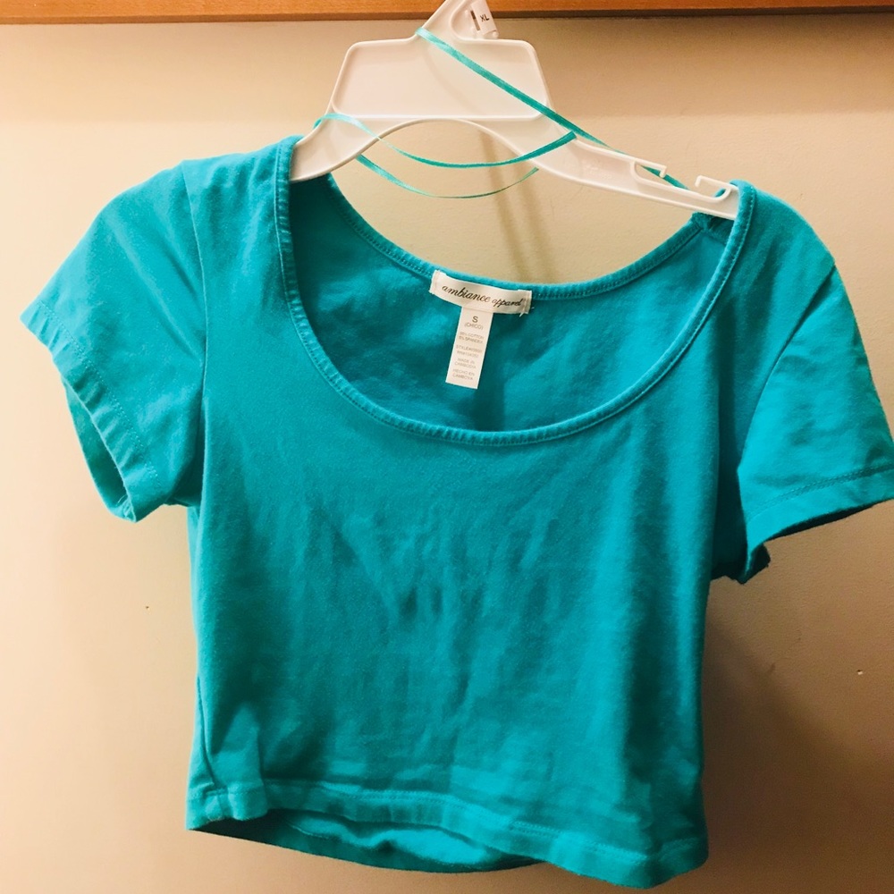 Cropped blue t shirt