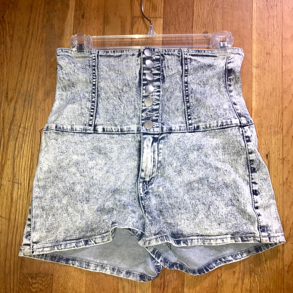 Super high-waisted shorts