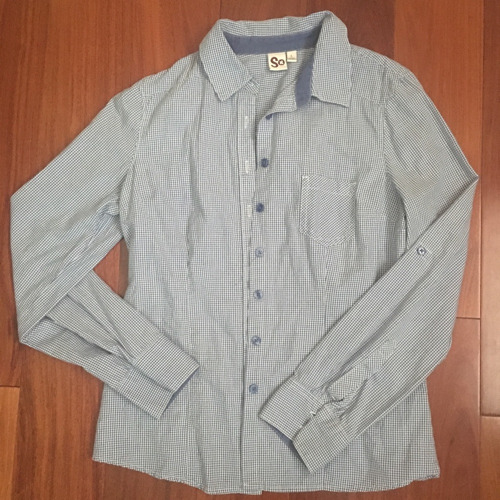Flattering work shirt. Blue and white button up