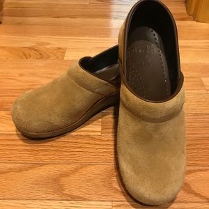 Suede Danskos