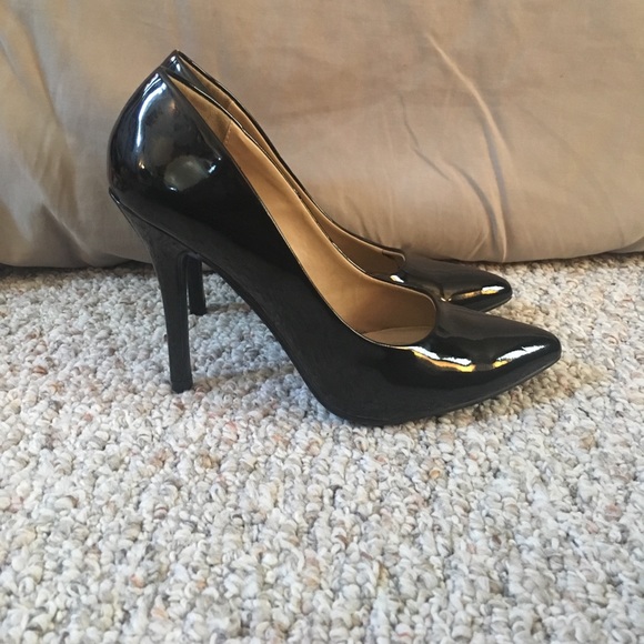 Black heels - Picture 2 of 3